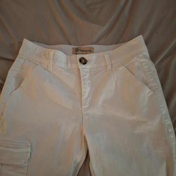 Democracy Women's White Cropped Cargo Denim Jeans - Picture 7 of 11